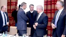 Kako su se držali Milanović i Karamarko na grupnoj terapiji kod dr. Petrova