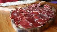 Hrvati obožavaju meso: Kulen i pršut vole najviše, ali rijetki ih mogu priuštiti