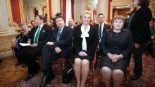 Predsjednica bacila novu rukavicu premijeru u lice