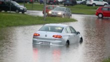 Na Karlovac se sručile ogromne količine kiše i izazvale bujične poplave, sve ekipe na terenu