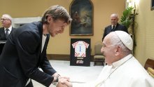 Vatreni i Modrić poklonili papi Franji hrvatski dres, a on uzvratio riječima mudrosti