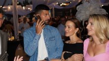 Novak i Jelena Đoković u večernjem izlasku: Uživaju na koncertu poznatog glazbenika