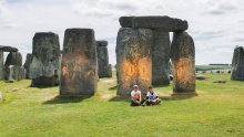 Prosvjednici za zaštitu okoliša sprejom obojili britanski Stonehenge