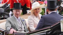 Kralj Charles i kraljica Camilla dobro raspoloženi uživali u prestižnoj utrci
