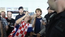 Vratili se Modrić i Vatreni nakon ispadanja s Eura; dočekali ih navijači, a Dalić u čudu!