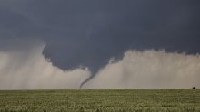 Širi se video tornada koji se formirao iz olujnog oblaka u Srbiji: Oštetio je nekoliko kuća