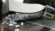 Prevrnuo se teretnjak pun riblje hrane