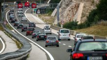 Kroz tunel Čardak na A6 jednim trakom zbog požara na vozilu