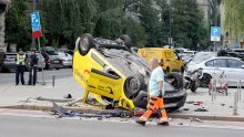 Težak sudar u centru Zagreba: Kod HNK-a kombi Hrvatske pošte završio na krovu