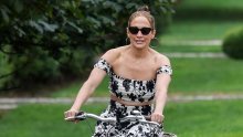 Rođendansko izdanje Jennifer Lopez: Cvjetni look i skupocjene sandale savršen su spoj