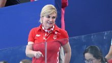 Kolinda pokazala nikad vitkiju figuru, a zbog zdravstvenih problema suknju nosi uz tenisice