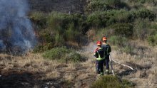 Velik požar kod Kaštela: Gasi ga 100 vatrogasaca, ozlijeđen jedan od njih