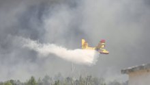 Požar kod Skradina i dalje aktivan, stiže kanader