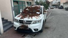 Vozaču na nepropisno parkirani auto servirali kavu, jaja i cvijeće s porukom