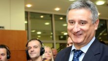 Karamarko: Mi doista osuđujemo skidanje dvojezičnih ploča!