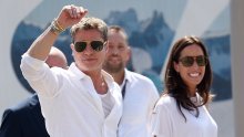 Modno usklađeni i vidno zaljubljeni: Brad Pitt i Ines de Ramon stigli u Veneciju