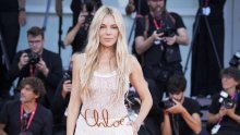 Sienna Miller u potpuno prozirnom stajlingu: Odbacila grudnjak i kosom prekrivala grudi