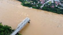 Srušio se most u Vijetnamu: Bujica odnijela desetak vozila, nestalo 13 osoba