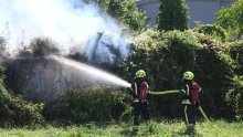 Gori kod Zapadnog kolodvora u Zagrebu, vatrogasci na terenu