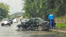 BMW-om proklizao u zavoju, odletio u zid pa se zabio u stup: Vozač teško ozlijeđen