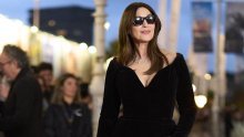 Kakav dekolte: U crnoj haljini od baršuna Monica Bellucci bacila je sve u drugi plan