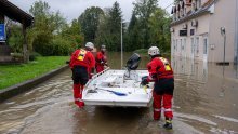 U Ogulinu sve službe maksimalno angažirane, voda ušla u 20-ak kuća