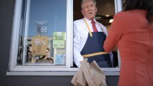 Donald Trump radio u McDonald'su da bi se narugao Harris, ona otišla u crkvu