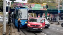 Kaos na Savskoj cesti u Zagrebu, sudarili se tramvaj i dostavno vozilo