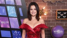 Izgleda čarobno: Selena Gomez zablistala u odvažnoj crvenoj kreaciji