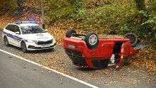 Vozač ozlijeđen, auto završio na krovu; je li za nesreću krivo lišće?