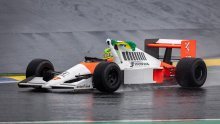 Lewis Hamilton odao počast Ayrtonu Senni vozeći legendarni McLaren iz 1990. godine