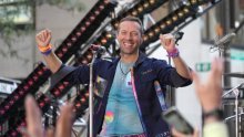 Zašto frontmen grupe Coldplay, Chris Martin prije ulaska i nakon izlaska iz aviona - ljubi tlo