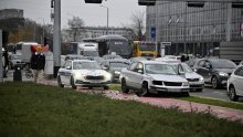 Nesreća na jednom od prometnijih križanja u Zagrebu, teško oštećen automobil