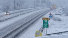 Zimski uvjeti u Lici i Gorskom kotaru, zbog jake bure u prekidu neke pomorske linije