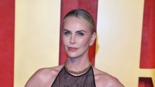 I na pragu 50-e izgleda kao milijun dolara: Charlize Theron snimljena u kupaćem kostimu