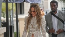 Jennifer Lopez utegla se u traperice koje su bile hit, a danas ih više nitko ne nosi