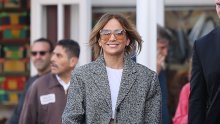 Uz torbicu koja je predmet žudnje Jennifer Lopez nosi kaput koji obožavaju sve generacije