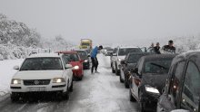 U Dalmaciji upaljen crveni meteoalarm: Pripazite u prometu, neke ceste su zatvorene