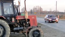 Zbog nedjelje seljaci maknuli traktore sa ceste