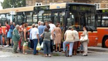 Potrčao za busom pa završio ispod njega