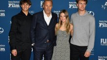 Kevin Costner pozirao s djecom nakon što se bivša supruga zaručila za zajedničkog prijatelja