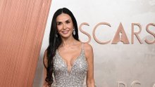 Glamur koji ne blijedi: Demi Moore pokorila crveni tepih u srebrnom izdanju