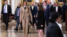 Melania Trump privukla je sve poglede u bež odijelu s posebnim detaljem