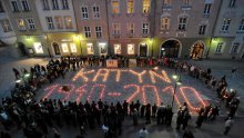 Reklama 'Hladni Lech' pored groba Kaczynskog