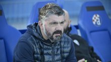 Gattuso ostavio igrače bez teksta; duboko je zavukao ruku u džep za nove poklone