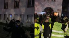 Interventna policija tukla studente koji su blokirali zgradu RTS-a