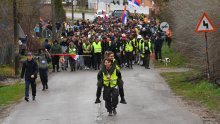 Pogledajte u kakvim uvjetima stotine srbijanskih studenata pješače prema Beogradu