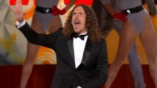 Pogledajte kako se Weird Al Yankovich sprda s TV hitovima