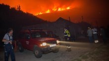 Kuće obranjene - stotine vatrogasaca nastavljaju borbu