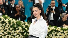 S bijelom košuljom i spektakularnom ogrlicom: Anne Hathaway odala počast klasičnom stilu
